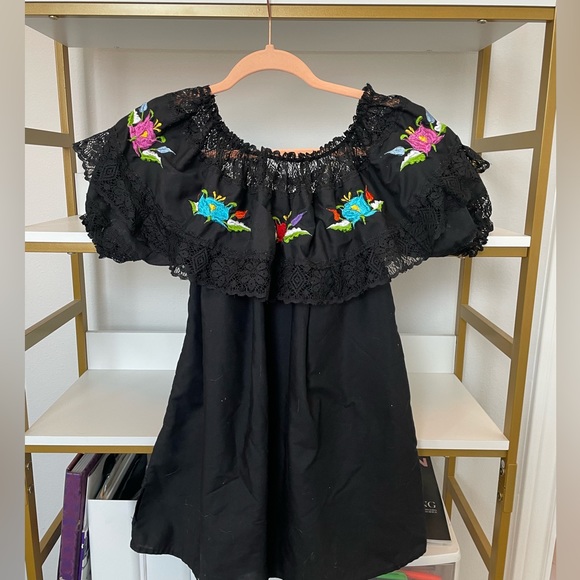Tops - Vintage Mexican embroidered off the shoulder blouse